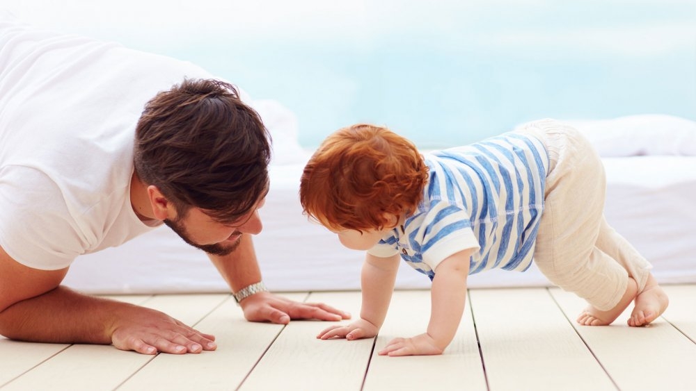 Comment bébé en vient-il à faire du quatre pattes ? - Magicmaman.com